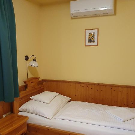 博兹罗兹班西欧酒店 Fertőboz 外观 照片