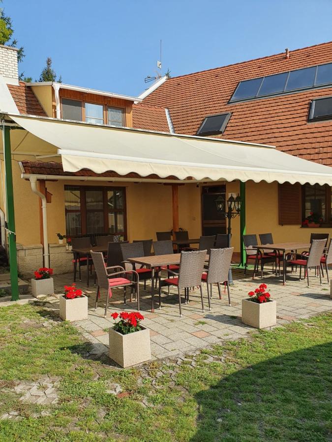 博兹罗兹班西欧酒店 Fertőboz 外观 照片